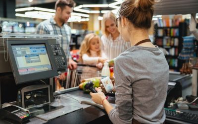 belle-famille-debout-au-comptoir-caisse_171337-2410