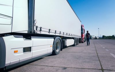 chauffeur-camion-inspectant-vehicule-long-du-camion-avant-conduire_342744-1311