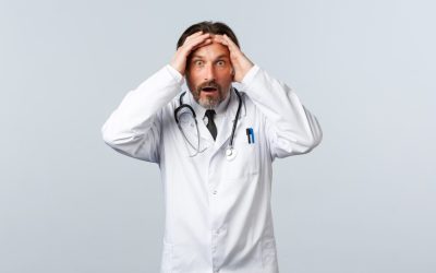 covid-19-epidemie-coronavirus-travailleurs-sante-concept-pandemie-medecin-sexe-masculin-anxieux-alarme-se-rend-compte-qu-il-fait-enorme-erreur-saisit-tete-panique-s-inquietant_1258-57457 covid-19-epidemie-coronavirus-travailleurs-sante-concept-pandemie-medecin-sexe-masculin-anxieux-alarme-se-rend-compte-qu-il-fait-enorme-erreur-saisit-tete-panique-s-inquietant_1258-57457