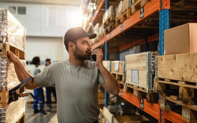 employe-entrepot-sexe-masculin-communiquant-quelqu-par-talkie-walkie-tout-se-tenant-parmi-etageres-entrepot-distribution_637285-3998 employe-entrepot-sexe-masculin-communiquant-quelqu-par-talkie-walkie-tout-se-tenant-parmi-etageres-entrepot-distribution_637285-3998