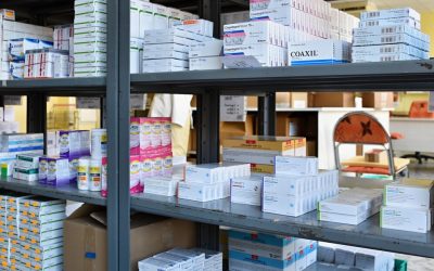 etageres-medicaments-pharmacie_1161-230 etageres-medicaments-pharmacie_1161-230