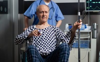 homme-age-hospitalise-assis-fauteuil-roulant-dans-chambre-hopital-tenant-perfusion-intraveineuse-oxymetre-attache-au-doigt_482257-2276 homme-age-hospitalise-assis-fauteuil-roulant-dans-chambre-hopital-tenant-perfusion-intraveineuse-oxymetre-attache-au-doigt_482257-2276