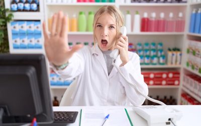 jeune-femme-caucasienne-travaillant-pharmacie-pharmacie-parlant-au-telephone-faisant-geste-arret-paumes-mains-colere-expression-frustration_839833-31929 jeune-femme-caucasienne-travaillant-pharmacie-pharmacie-parlant-au-telephone-faisant-geste-arret-paumes-mains-colere-expression-frustration_839833-31929