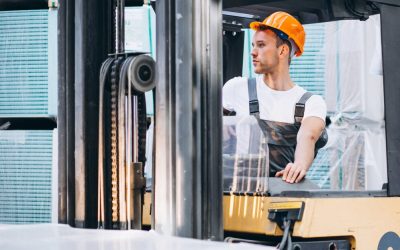 jeune-homme-travaillant-dans-entrepot-boites_1303-16642 jeune-homme-travaillant-dans-entrepot-boites_1303-16642