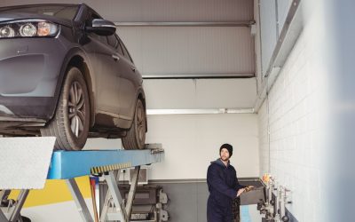 mecanicien-utilisant-boitier-commande_107420-95946 mecanicien-utilisant-boitier-commande_107420-95946