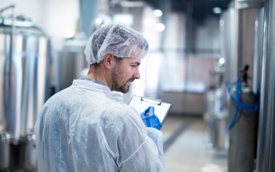 technologue-controlant-production-usine_342744-1228