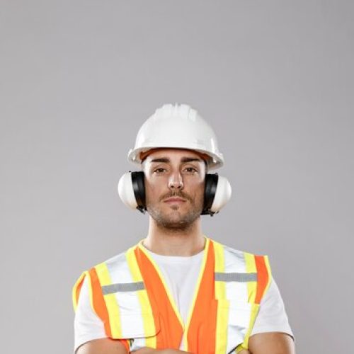 vue-face-homme-ingenieur-copie-espace-casque_23-2148453403